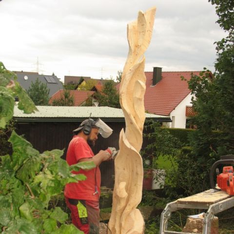 Abstrakte Holzskulptur Kettensaege