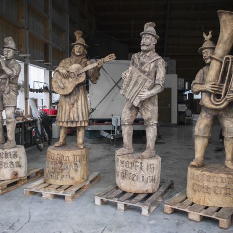 Holzskulptur Musiker Kunst mit Kettensaege00.jpg