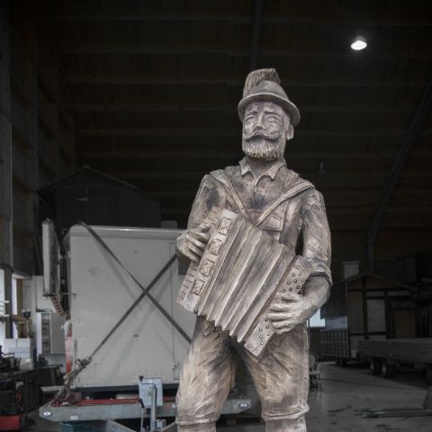 Holzskulptur Musiker Kunst mit Kettensaege001