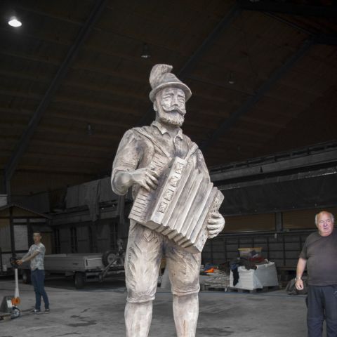 Holzskulptur Musiker Kunst mit Kettensaege002