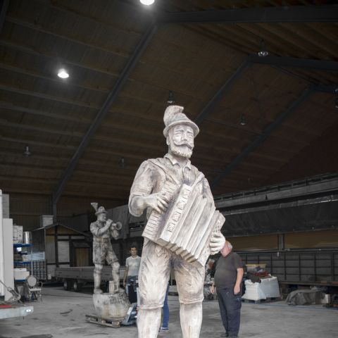 Holzskulptur Musiker Kunst mit Kettensaege004