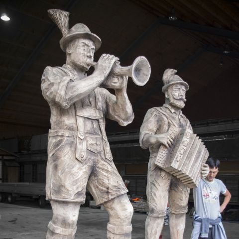Holzskulptur Musiker Kunst mit Kettensaege008
