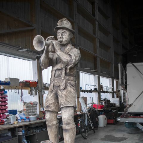Holzskulptur Musiker Kunst mit Kettensaege010