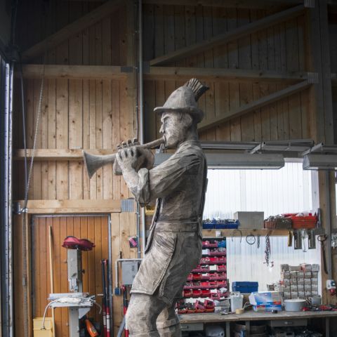 Holzskulptur Musiker Kunst mit Kettensaege011