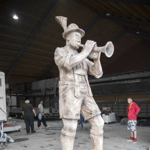 Holzskulptur Musiker Kunst mit Kettensaege012