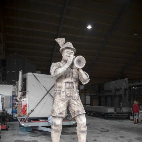 Holzskulptur Musiker Kunst mit Kettensaege017