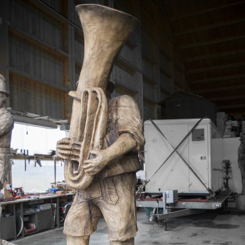Holzskulptur Musiker Kunst mit Kettensaege019