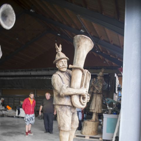 Holzskulptur Musiker Kunst mit Kettensaege021