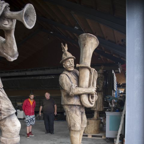 Holzskulptur Musiker Kunst mit Kettensaege022