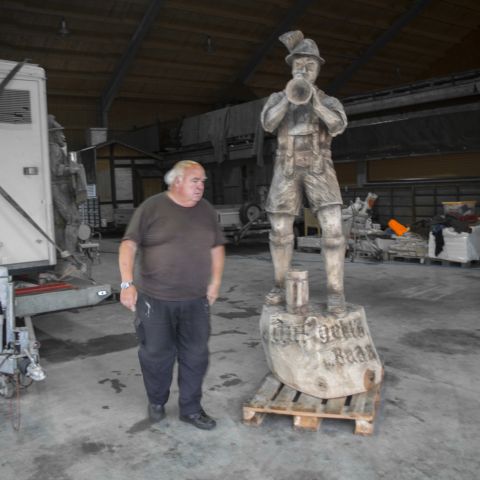 Holzskulptur Musiker Kunst mit Kettensaege024