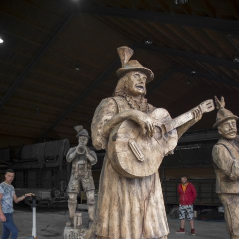 Holzskulptur Musiker Kunst mit Kettensaege026