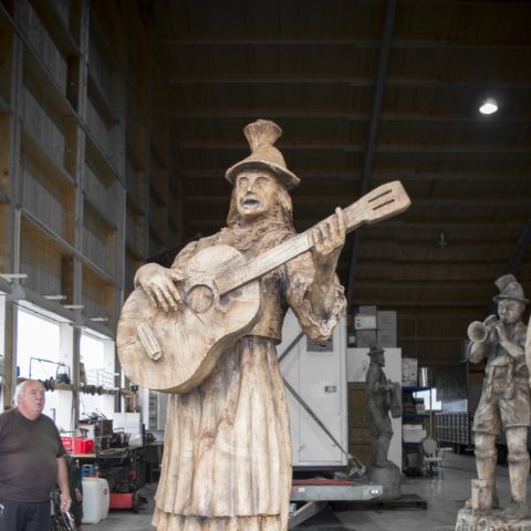 Holzskulptur Musiker Kunst mit Kettensaege028