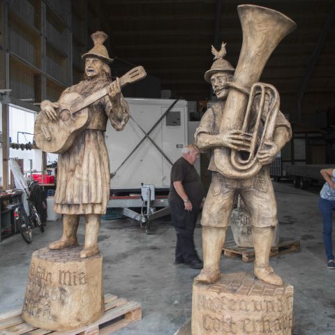 Holzskulptur Musiker Kunst mit Kettensaege030