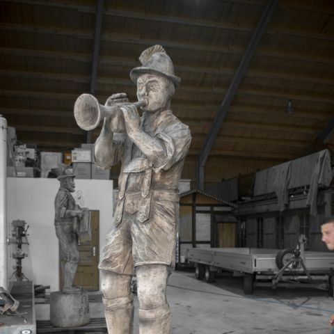 Holzskulptur Musiker Kunst mit Kettensaege033