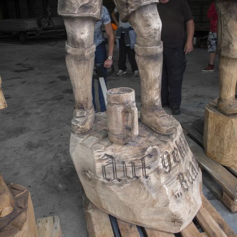 Holzskulptur Musiker Kunst mit Kettensaege035