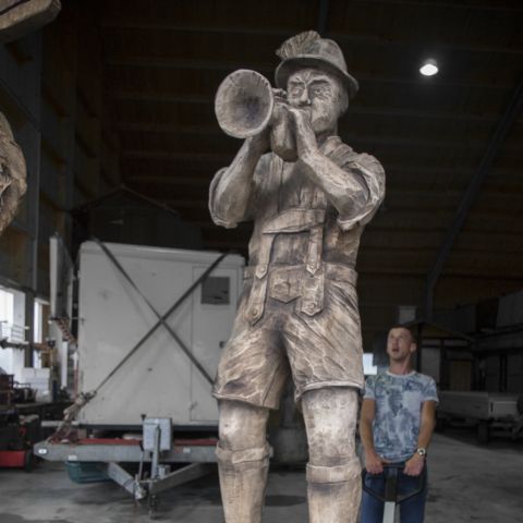 Holzskulptur Musiker Kunst mit Kettensaege036