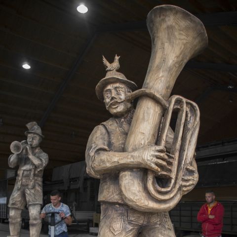 Holzskulptur Musiker Kunst mit Kettensaege037