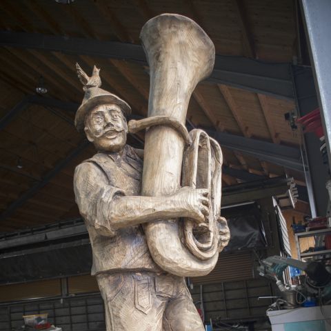 Holzskulptur Musiker Kunst mit Kettensaege038