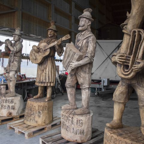 Holzskulptur Musiker Kunst mit Kettensaege040
