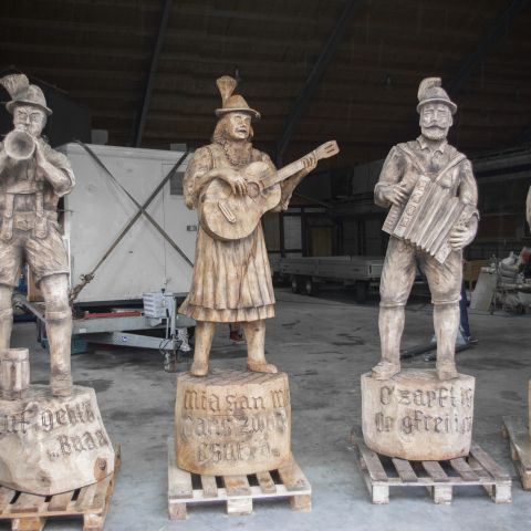 Holzskulptur Musiker Kunst mit Kettensaege043