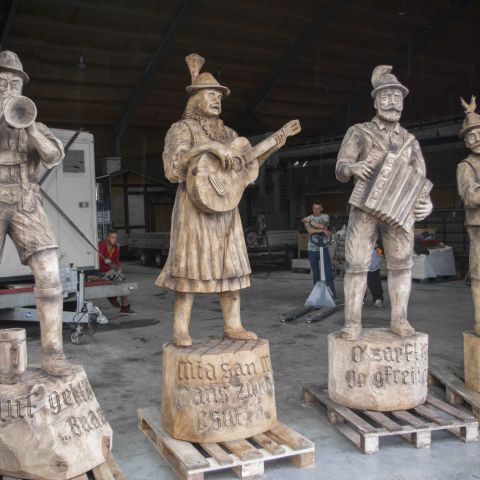 Holzskulptur Musiker Kunst mit Kettensaege045