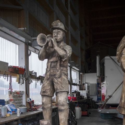 Holzskulptur Musiker Kunst mit Kettensaege046