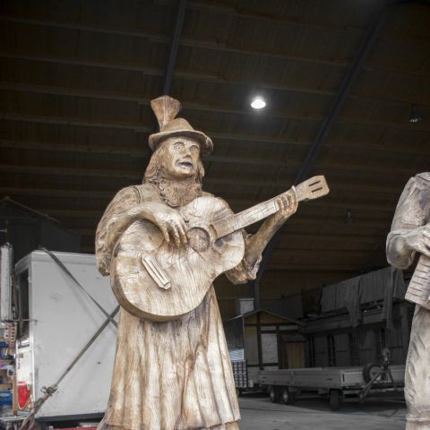Holzskulptur Musiker Kunst mit Kettensaege047